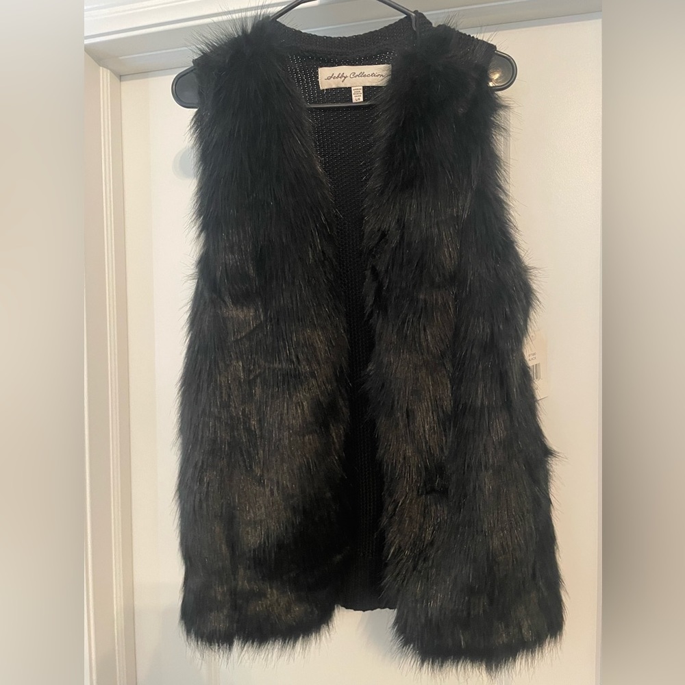 SEBBY COLLECTION BLACK FAUX FUR SWEATER VEST; SIZE Large
